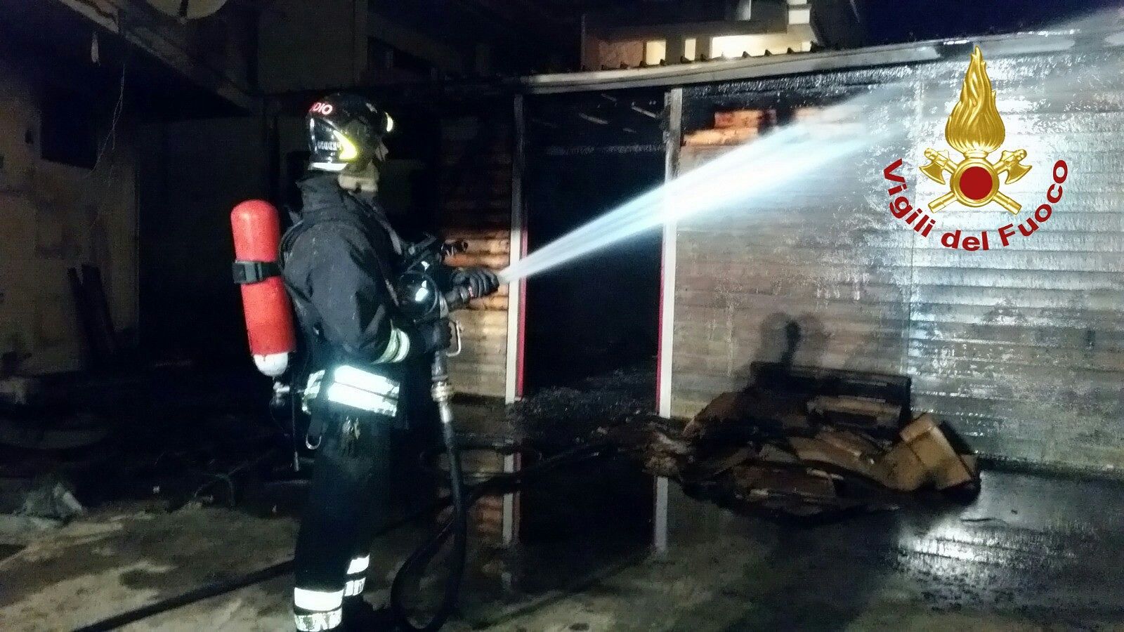 Sestu, a fuoco un capanno con bombole gpl: famiglie evacuate nella notte