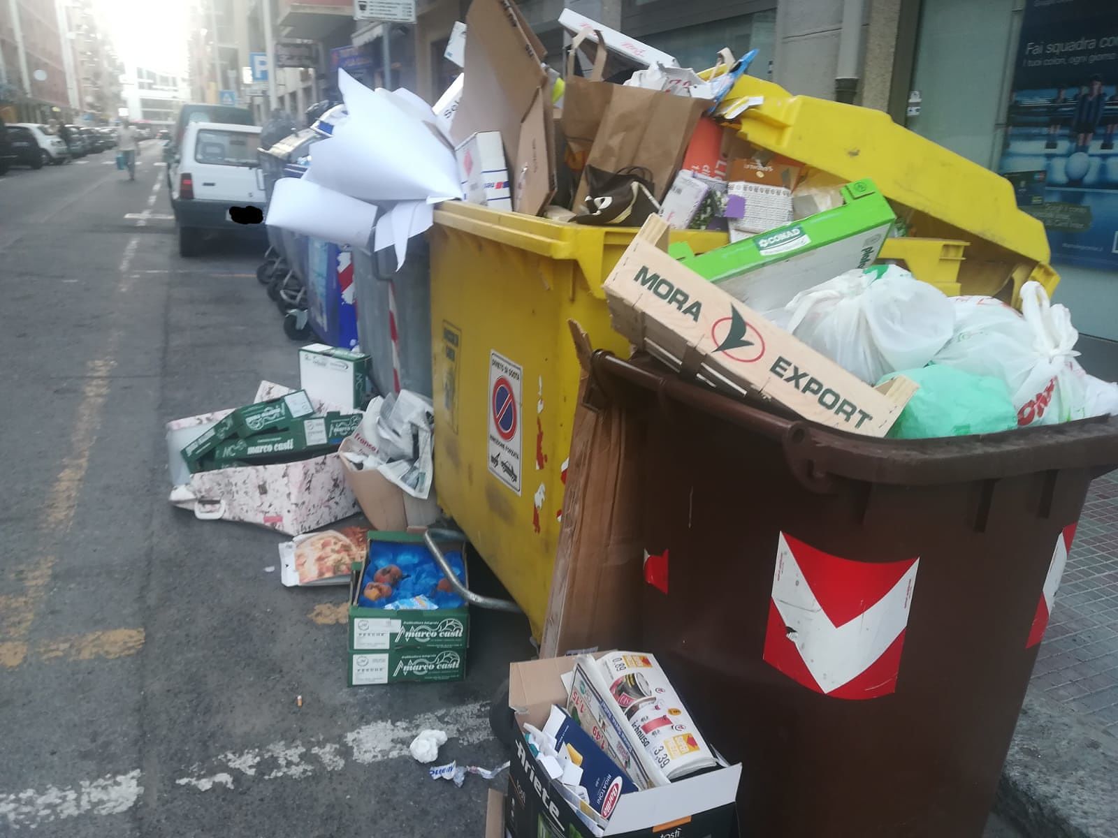 Cagliari, il grande caos dei rifiuti: cassonetti ko e spazzatura in strada da S.Benedetto a Is Mirrionis