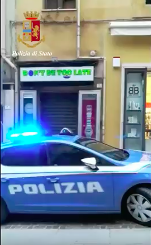 Cagliari, spacca il vetro e ruba in una bigiotteria: in manette 19enne del Gambia