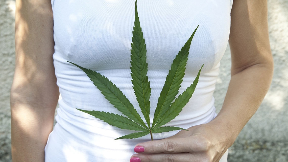 Tampone alla cannabis contro i dolori mestruali: l’ultima soluzione della fantasia