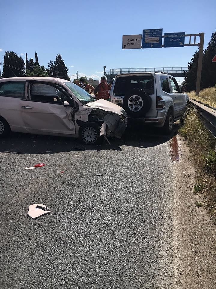 Monserrato, tamponamento a catena sulla 554: coinvolte 4 auto, illeso bimbo di un anno