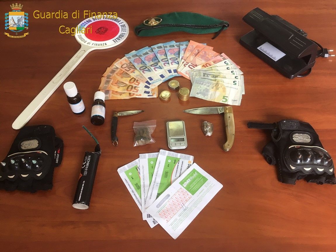 Cagliari, buttano in un cestino dell’aeroporto hashish e marijuana: la trovano i cani della finanza