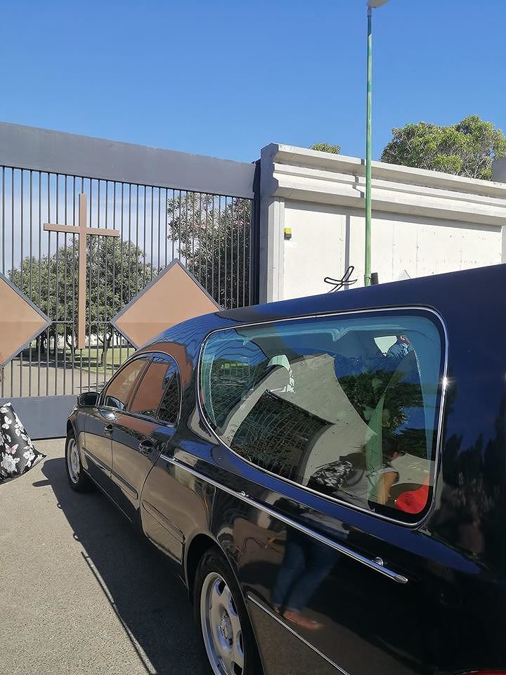 C’è il funerale, il dolore dei parenti, ma il cancello del cimitero di Capoterra ha la porta sbarrata