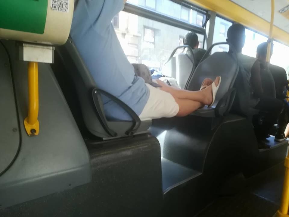 “A Cagliari avete pure il passeggero cantante e maleducato, che vergogna”
