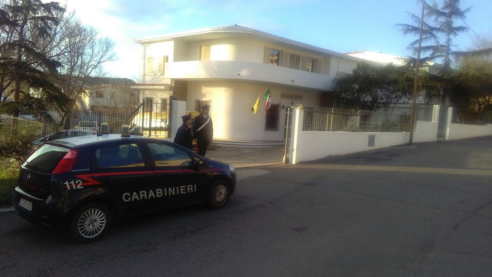 Sardegna: lite per futili motivi, tira fuori il coltello e minaccia extracomunitario