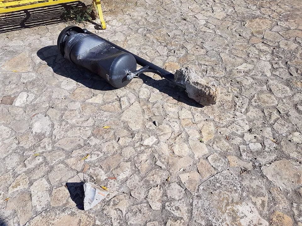 Vandali minorenni scatenati a Settimo devastano la piazza del paese