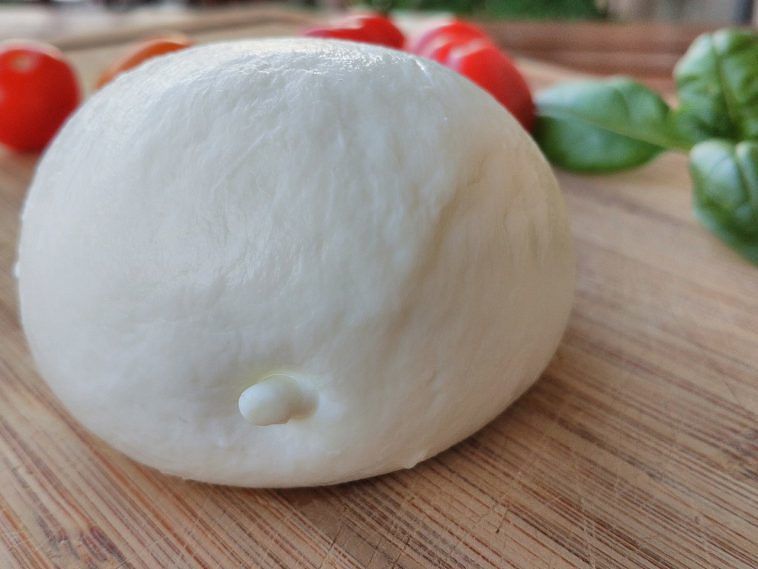 Aghi da cucire dentro le mozzarelle: la preoccupante scoperta di una studentessa