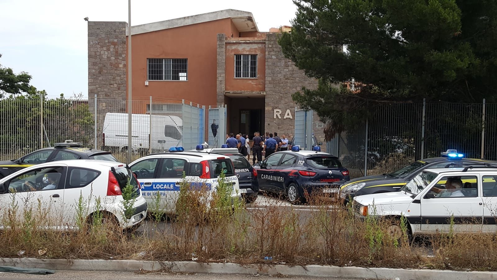Rom, l’occupazione dell’ex sede Rai a Sestu finisce in Parlamento: “Si teme l’arrivo di altre famiglie”