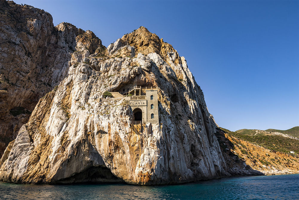 Porto Flavia: il capolavoro “sospeso” tra mare e cielo è il must dell’estate 2018