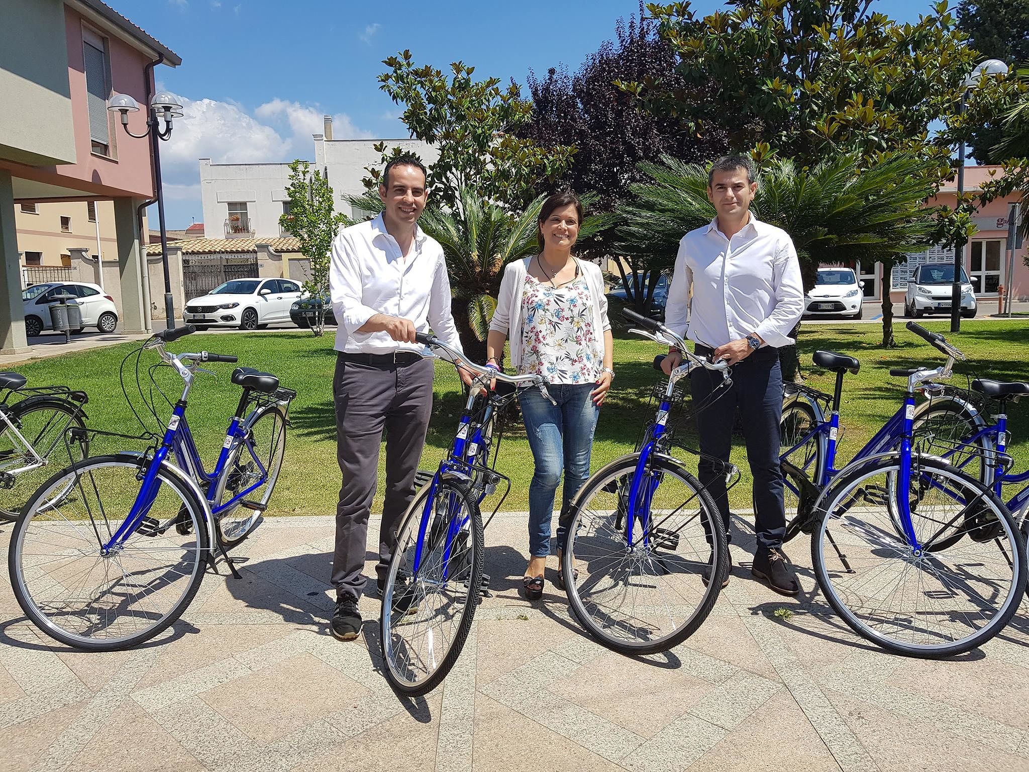 Massimo Zedda in bici a Pula, insieme alla sindaca Carla Medau: le nuove bike metropolitane