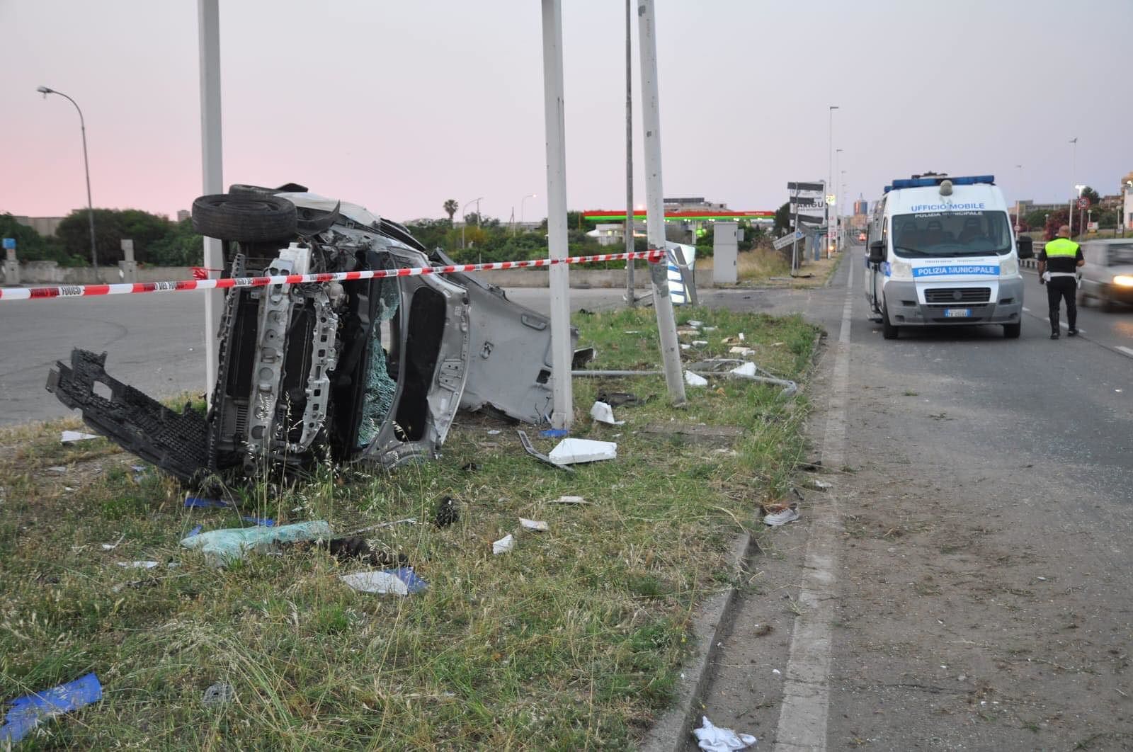 Cagliari, schianto all’alba sull’Asse Mediano: l’auto si ribalta, grave un ragazzo