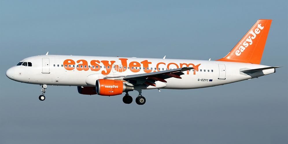 L’aereo diretto a Palma di Maiorca fa ritardo: passeggero tira una testata allo steward