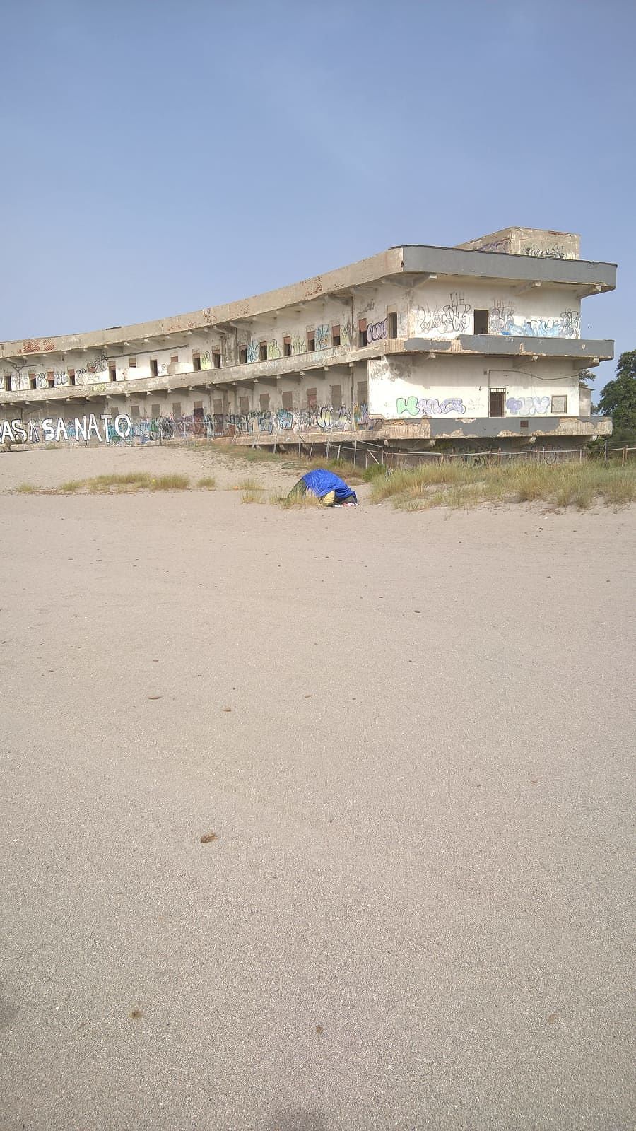 Tenda per dormire e auto sulla spiaggia, blitz della Municipale al Poetto: fioccano le prime multe