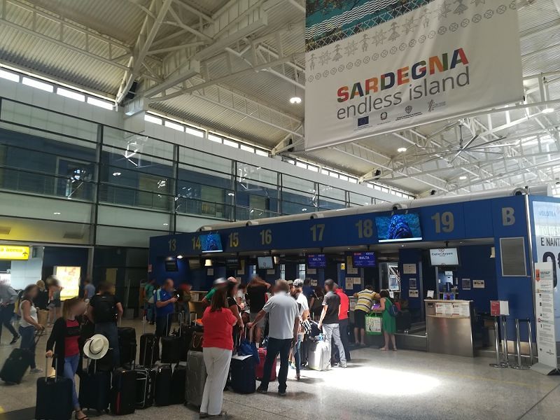 Elmas, clamoroso furto all’aeroporto: medico ruba medicinale salvavita di un ragazzino