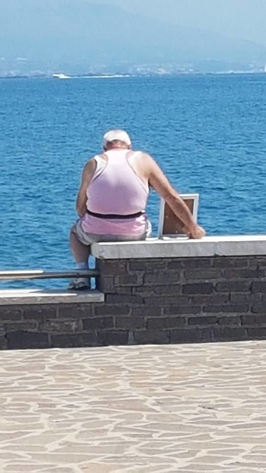 Porta la sua amata che non c’è più a guardare il mare: la foto commuove il web