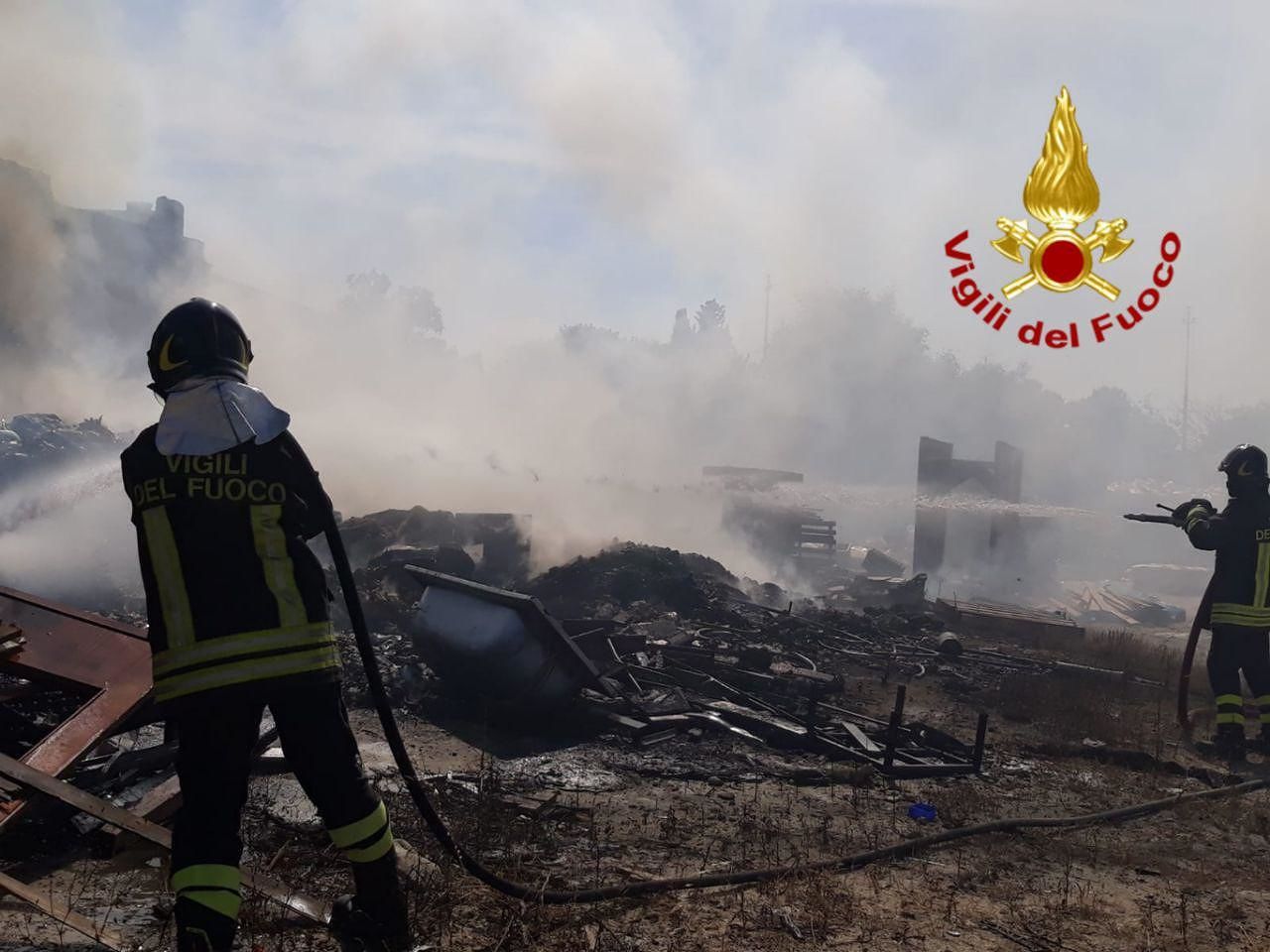 Maxi incendio a Quartucciu, brucia una rivendita di materiale edile: sabato di paura