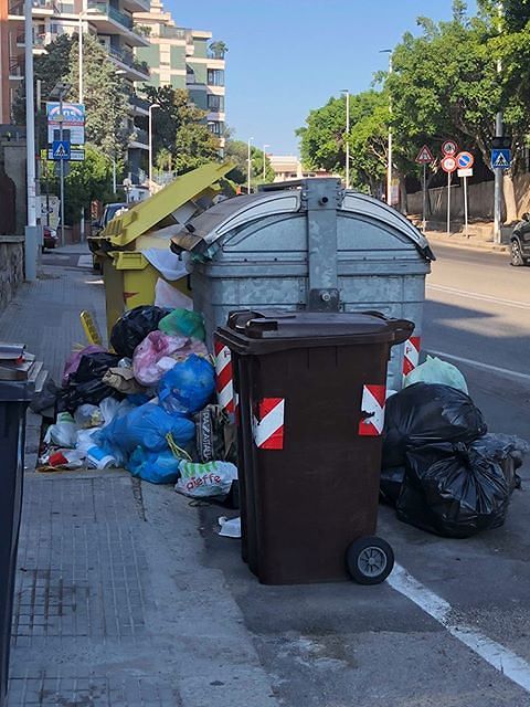Cagliari, i cittadini che non hanno “voglia” di differenziare deturpano così le strade