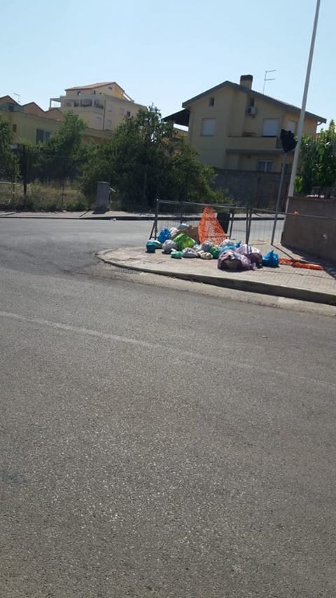 Via Duca di Genova, cuore di Pirri: “Noi cittadini, costretti a tenere l’umido in casa per settimane”