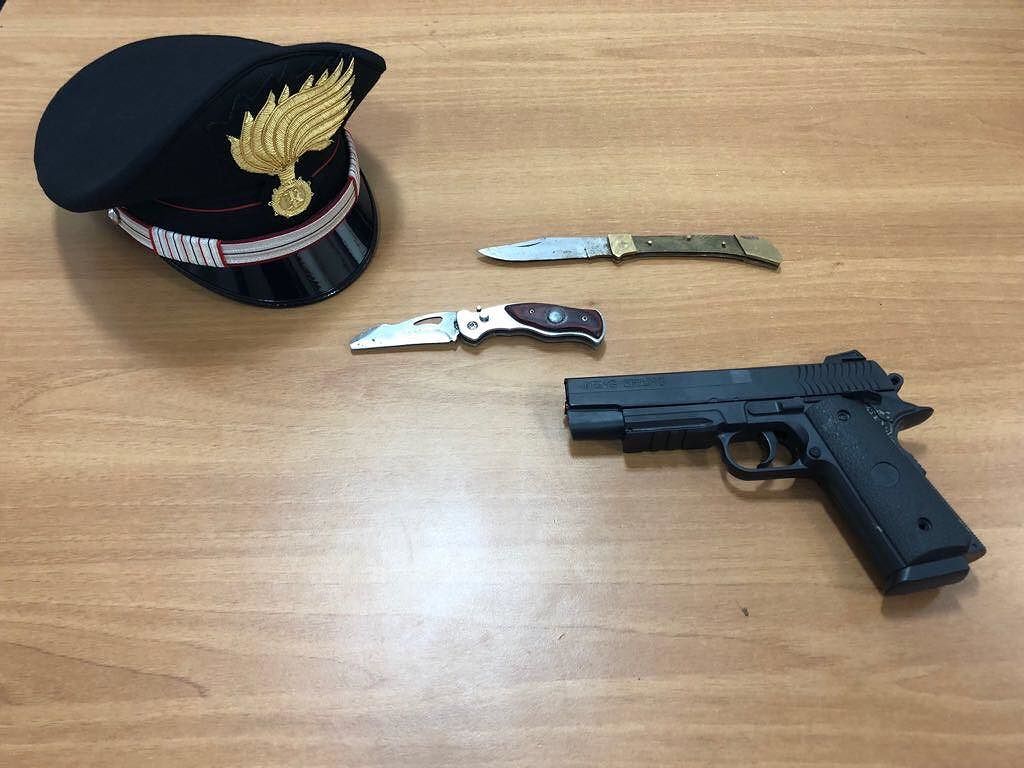 Contromano nella rotatoria, sperona i carabinieri: rocambolesco inseguimento a Cagliari
