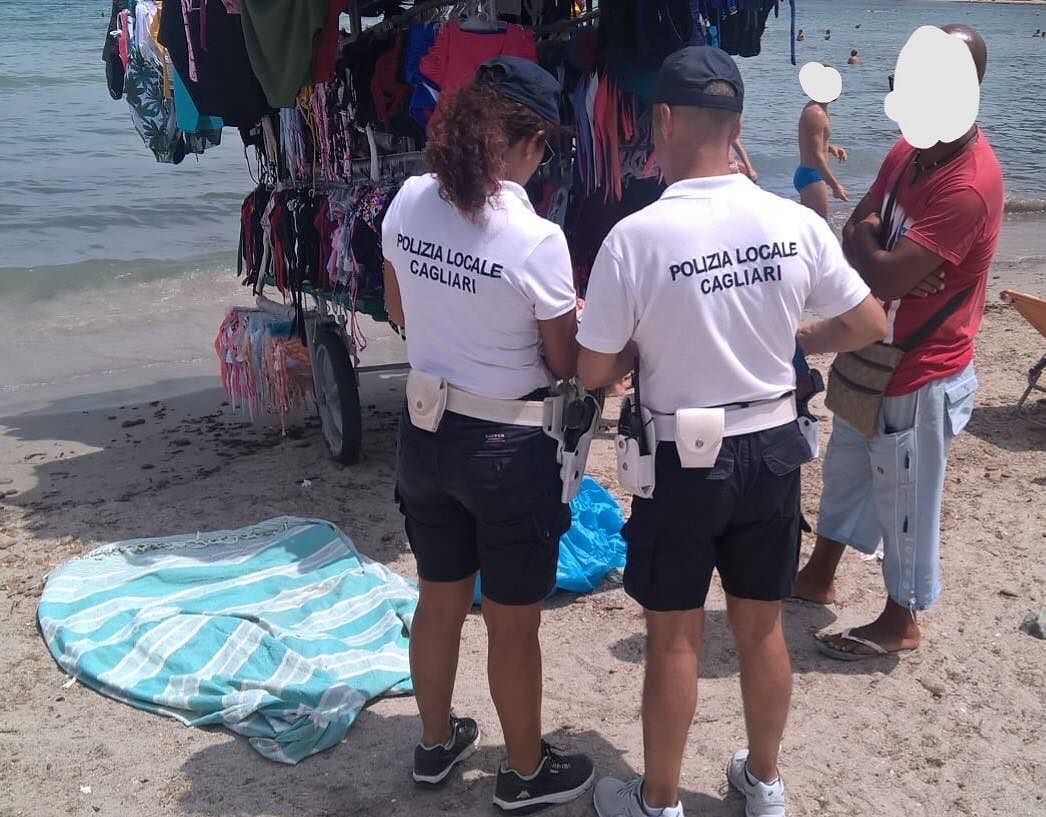 Cagliari, commercio abusivo in spiaggia: raffica di multe tra Poetto e Calamosca