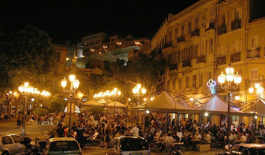 Cagliari, furbetti del tavolino in piazza Yenne: Comune chiude un locale per 20 giorni