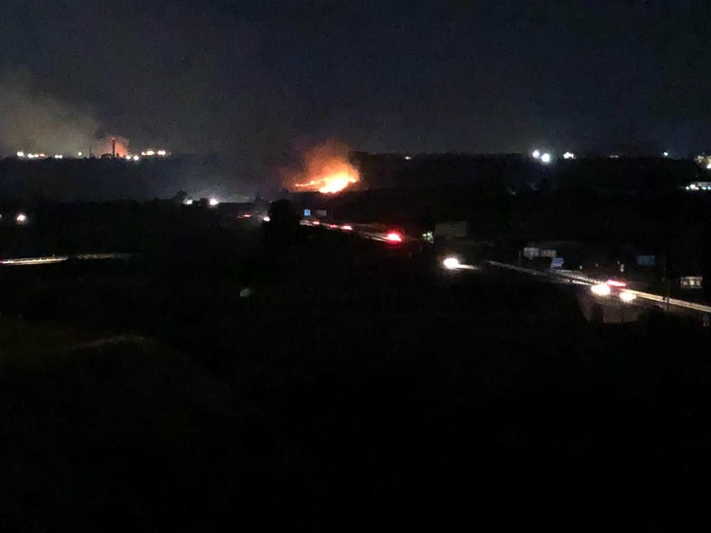 Cagliari, incendio nella notte ai bordi della 554: le “spettacolari” foto dei nostri lettori