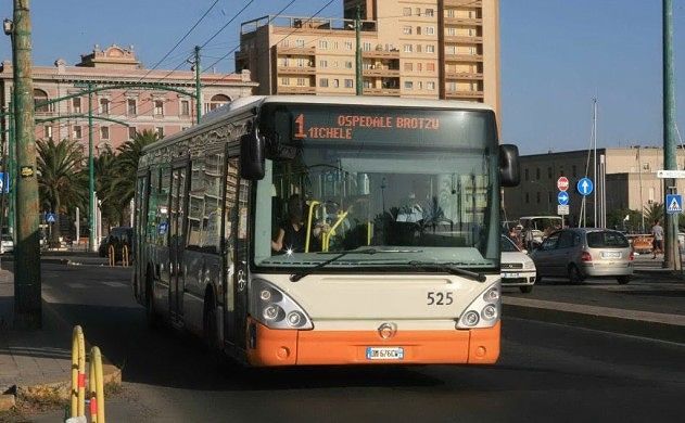 Cagliari, litigio tra controllore e ragazzo di colore sul bus Ctm: “Una passara ‘e Salvini”