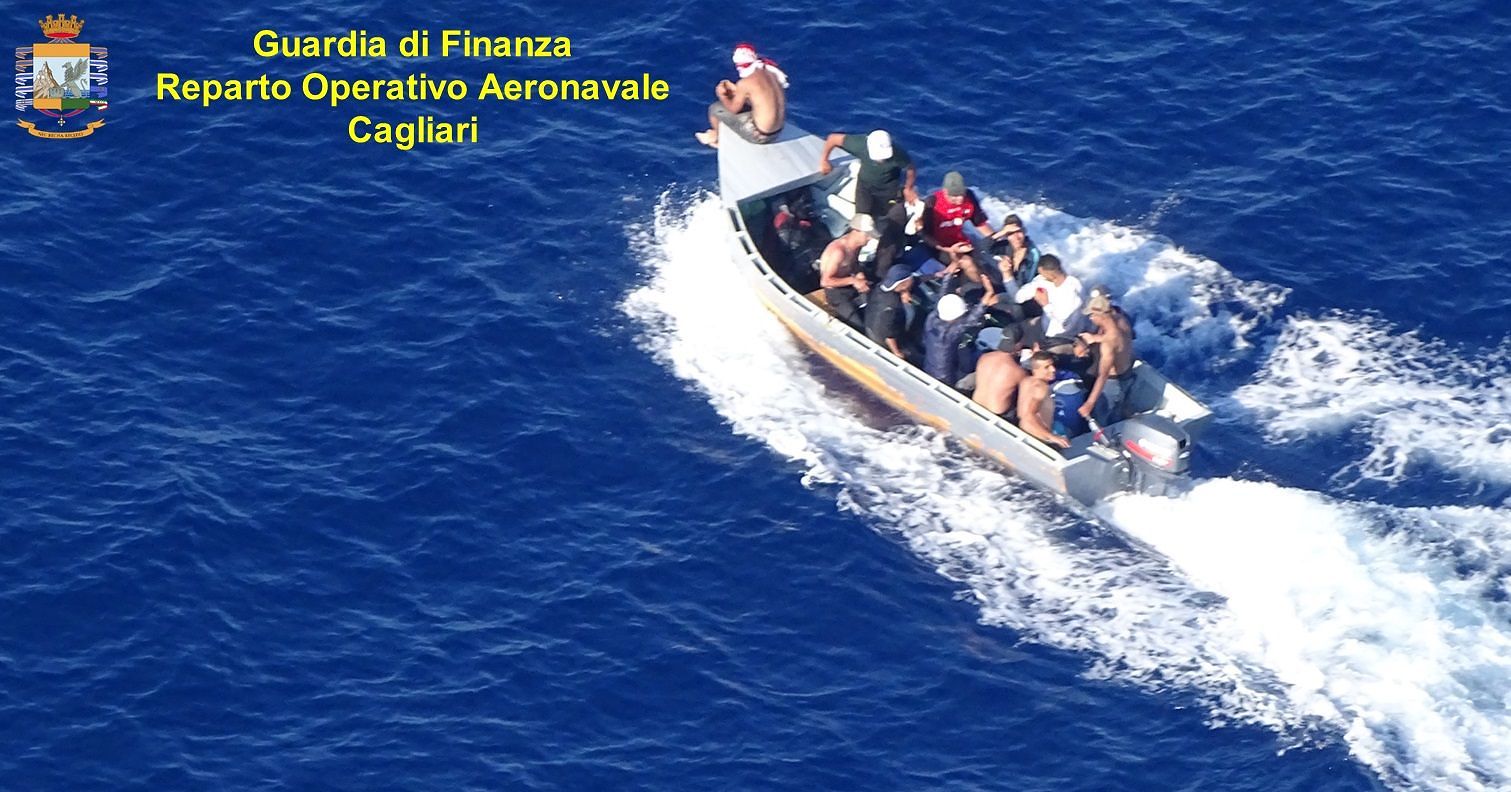 Migranti, 14 algerini intercettati a Porto Pino: a bordo del barchino anche due minori