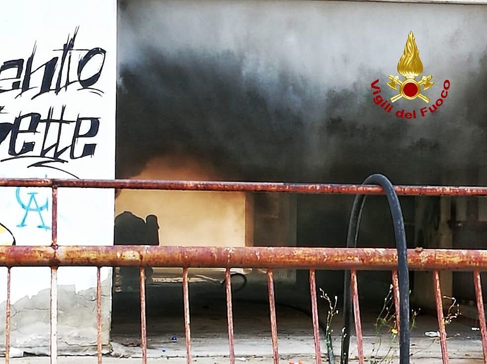Cagliari, paura in via Schiavazzi: fiamme in una cantina