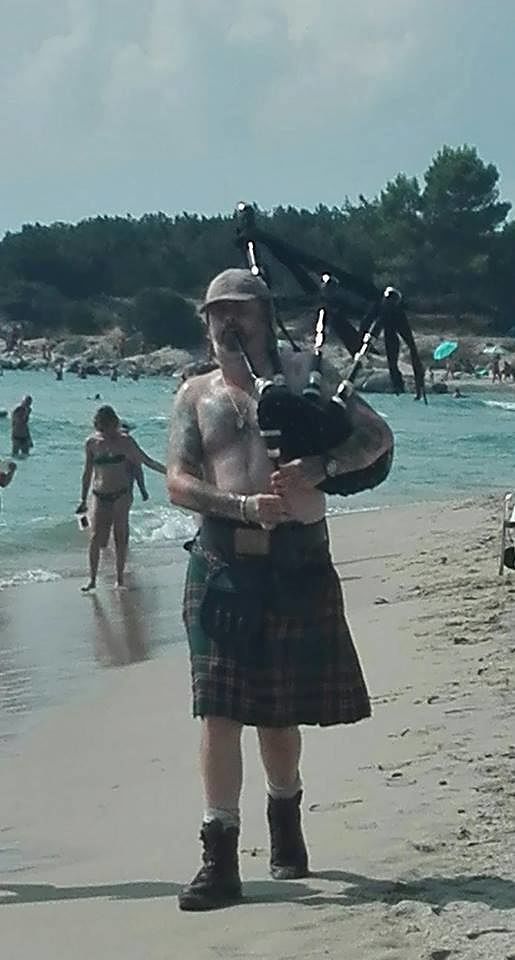 Tortolì, con il kilt e la cornamusa in spiaggia: la foto curiosa scattata al lido di Orrì