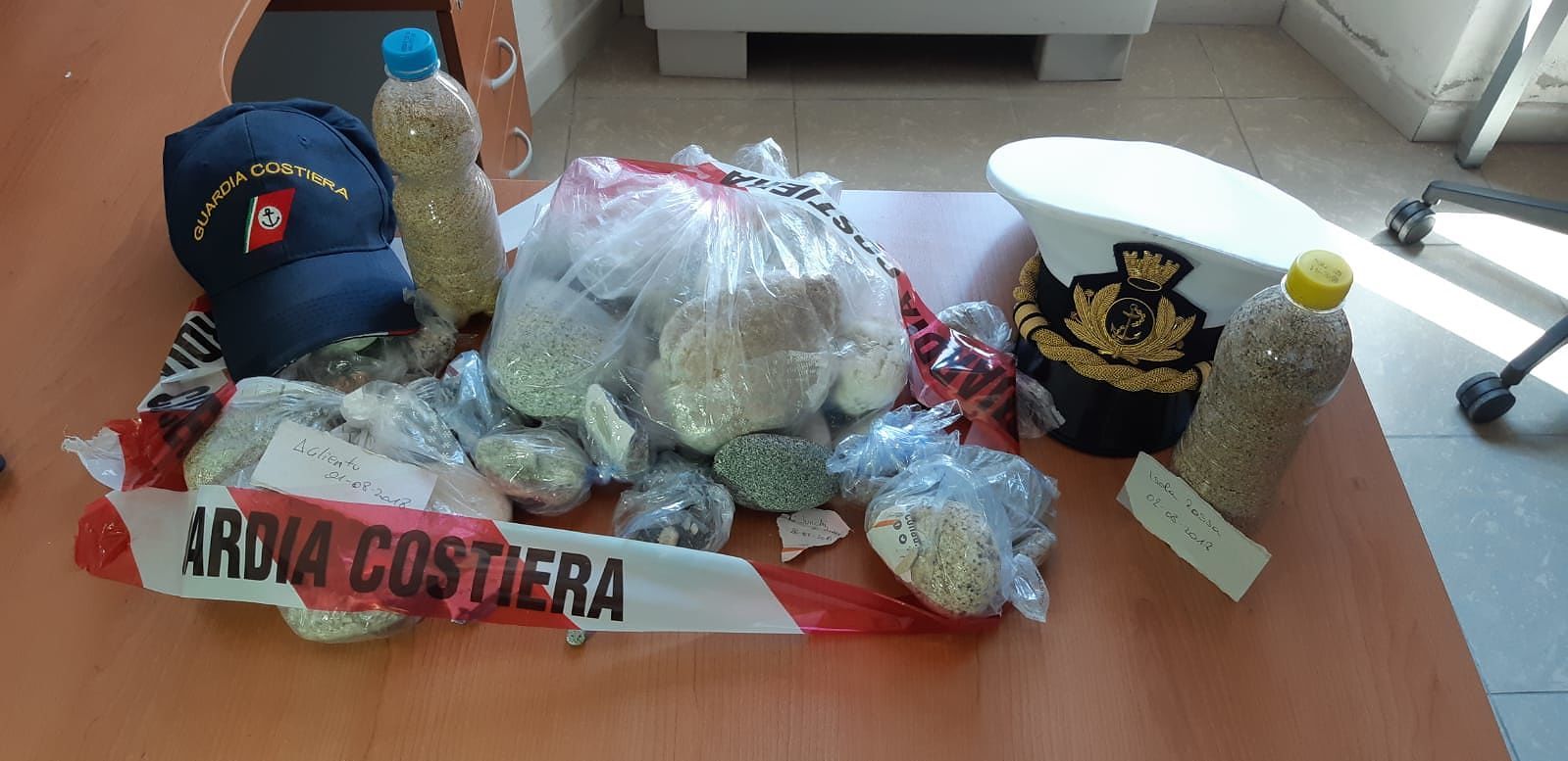 In macchina con sabbia, sassi e conchiglie depredate dalle spiagge: beccato al porto di Olbia