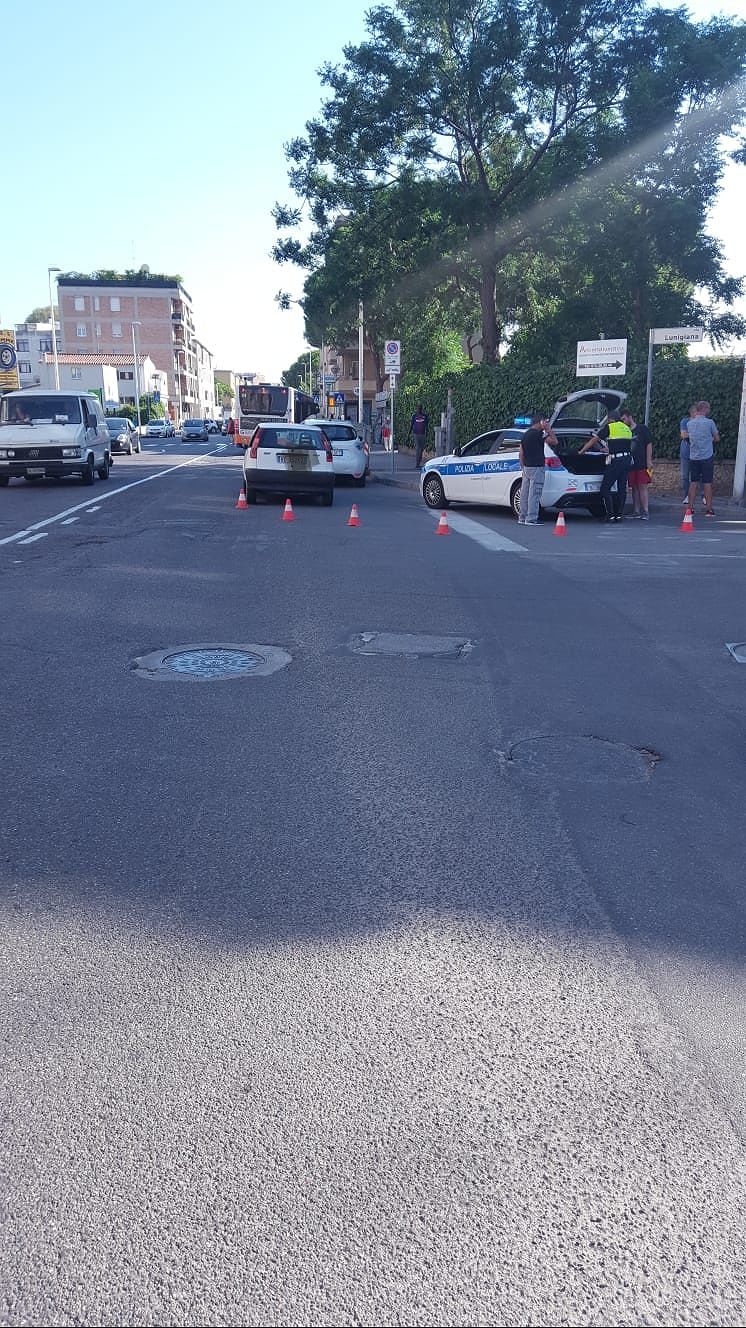 Cagliari, ubriaco alla guida provoca incidente a catena in via Abruzzi: 63enne nei guai