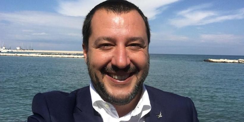 Salvini: “Basta genitore 1 e genitore 2: sulla carta d’identità torna padre e madre”