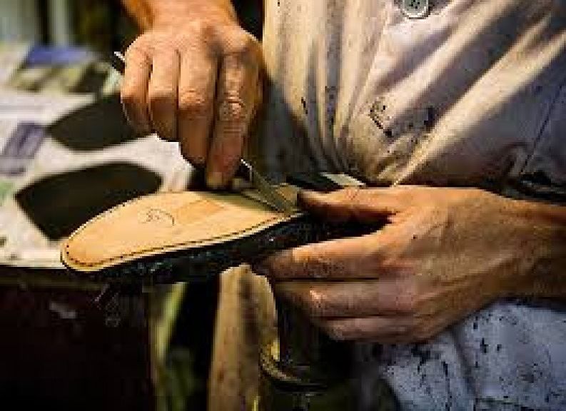 Calzolaio, mestiere in via d’estinzione? Non in Sardegna