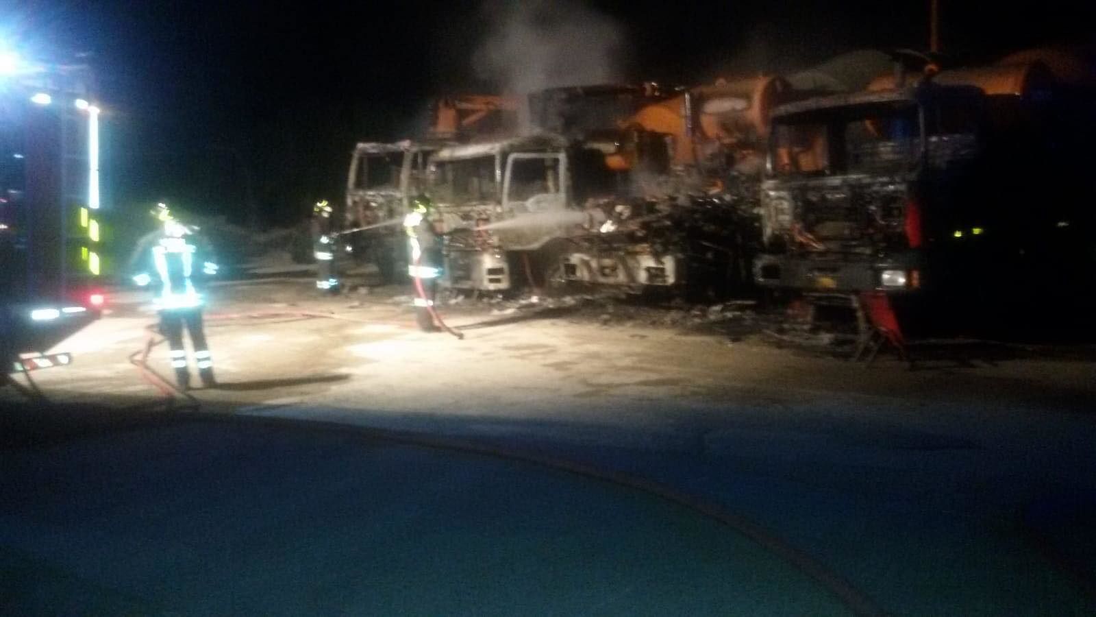 Fiamme nella notte in un’azienda di Sanluri: distrutti quattro mezzi