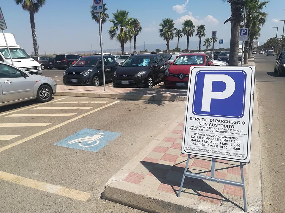 “Al Poetto fanno pagare i parcheggi pubblici per disabili, il Comune lo sa ma non fa nulla”