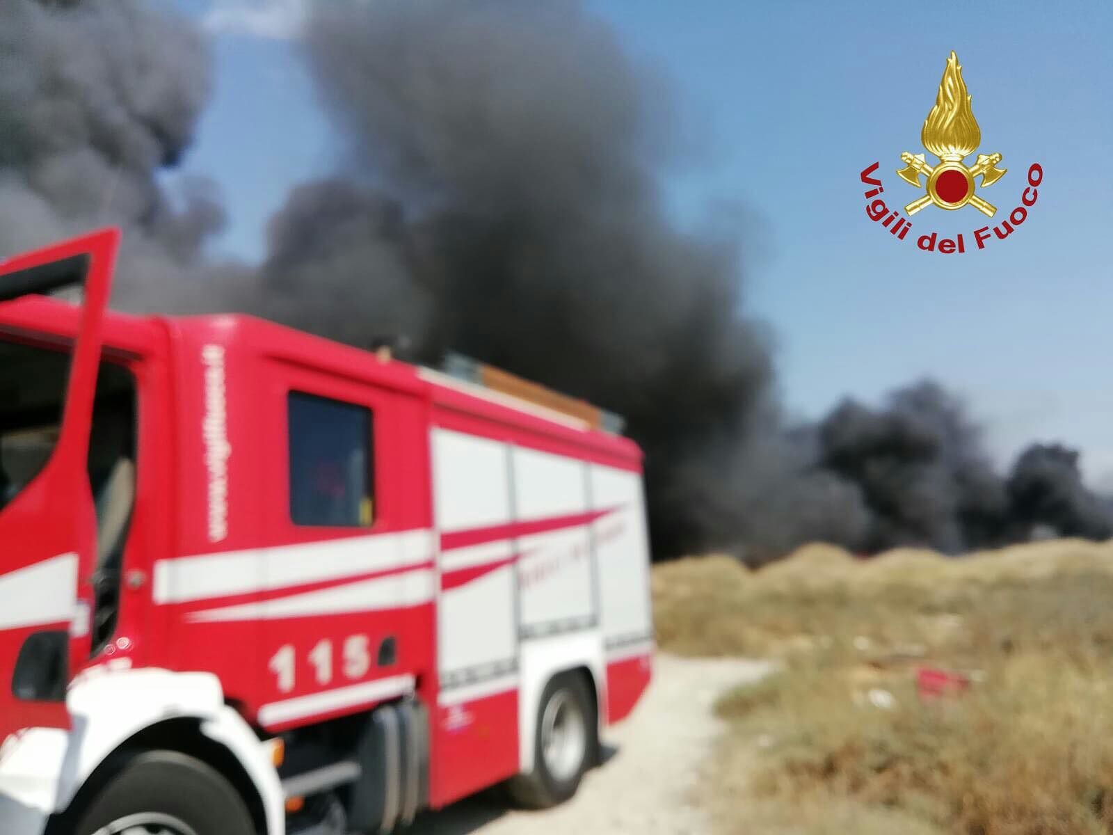 Cagliari, colonne di fumo nero da viale Marconi: vasto incendio di sterpaglie e canneto