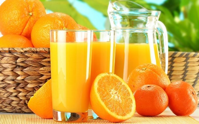 Pezzi di metallo dentro il succo d’arancia, bottiglie da 1 litro ritirate dal commercio