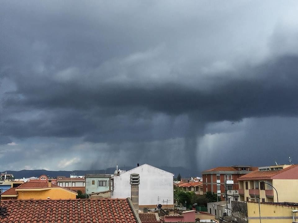 Cielo nerissimo su Elmas, sembra pieno autunno: la foto simbolo di un Ferragosto con l’ombrello