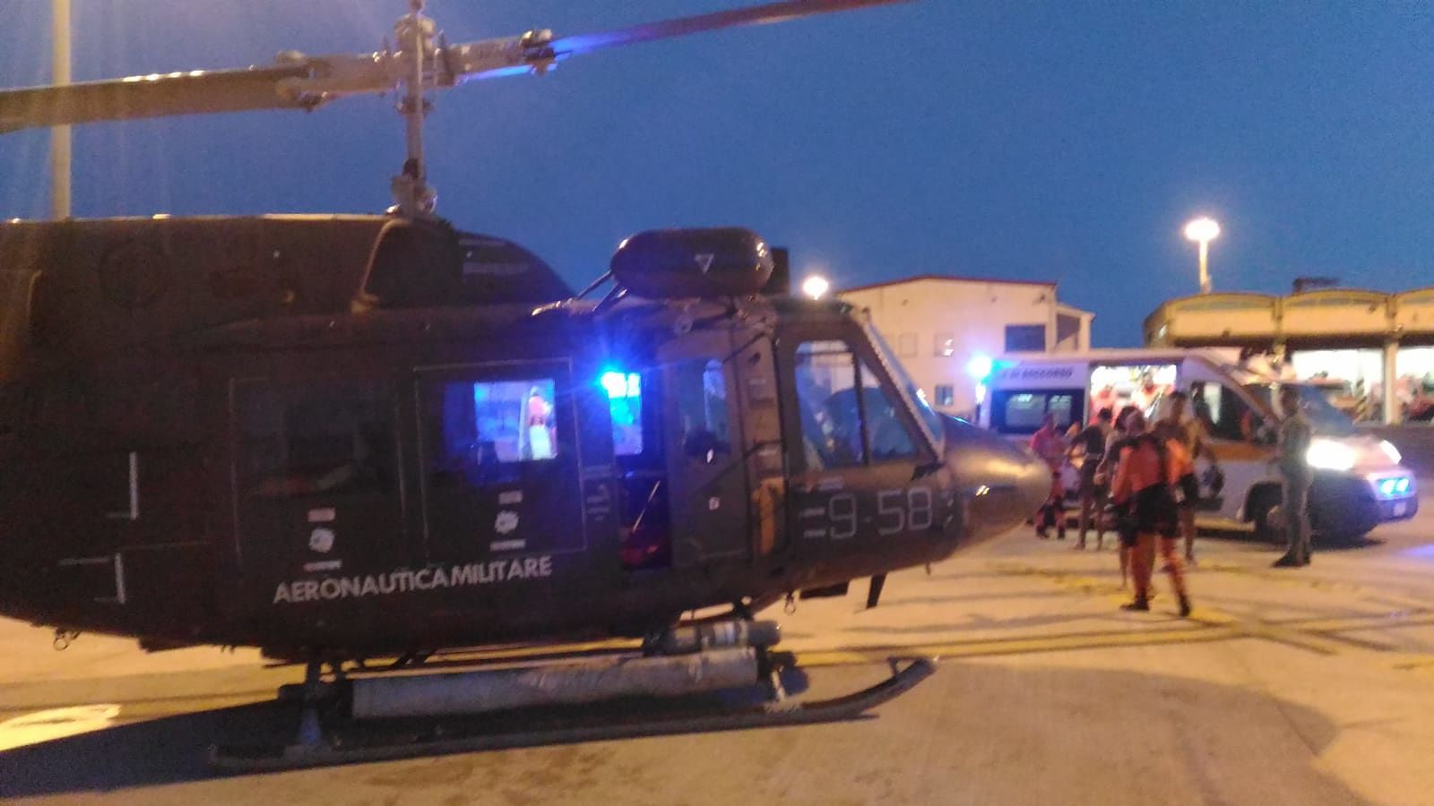 Barca contro gli scogli in Sardegna, 5 ragazzi salvati dopo ore di paura