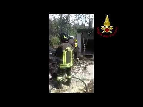 Sanluri, in fiamme un garage: distrutta una moto e vari attrezzi