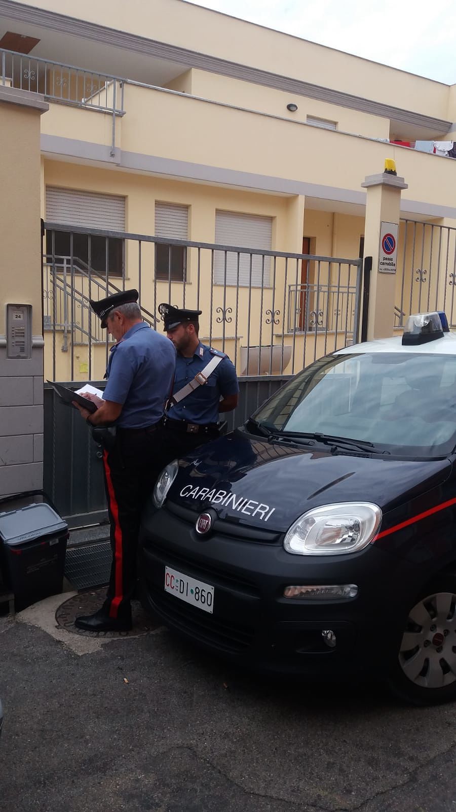 Pirri, con pistola giocattolo e coltello minaccia di morte un extracomunitario