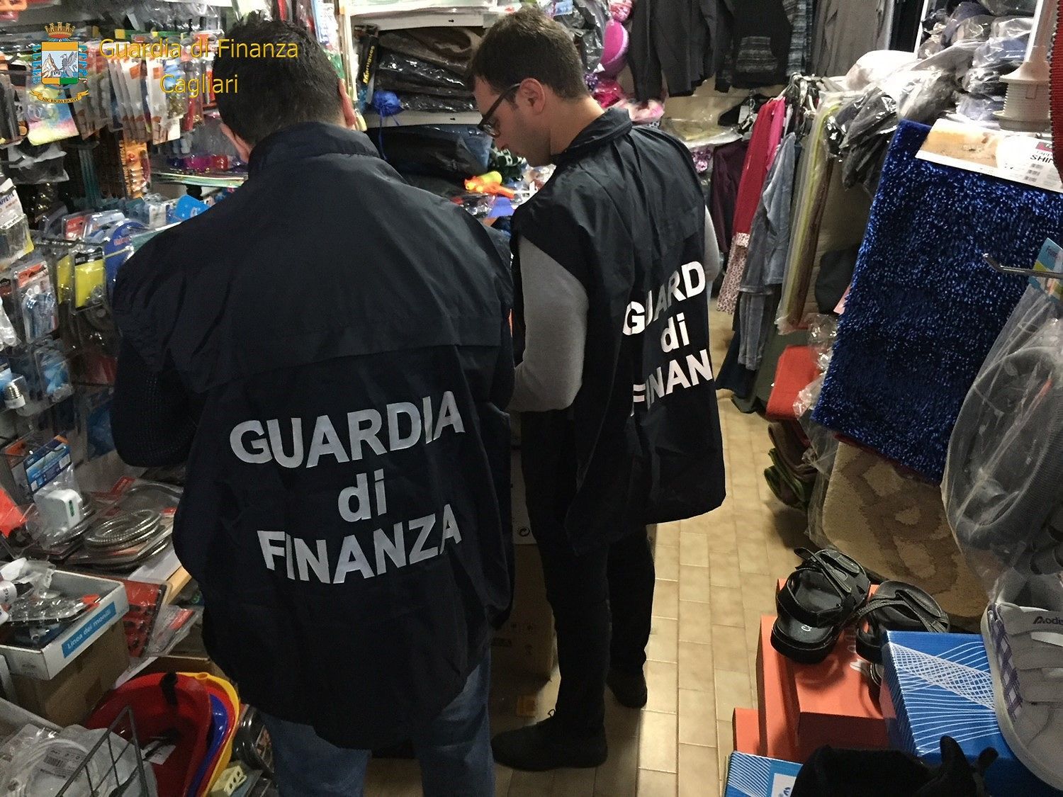 La finanza sequestra centinaia di articoli pericolosi in due negozi a Cagliari e Muravera