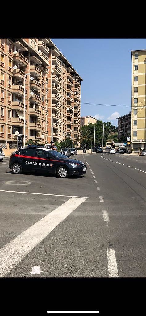 Cagliari, evade dai domiciliari e tenta di rubare dentro un’auto in sosta: beccato dai carabinieri