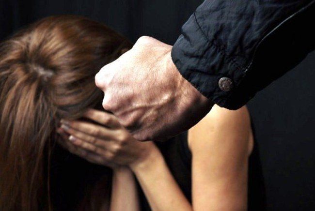Diciassette anni di minacce, calci e pugni alla moglie: arrestato 44enne di Sant’Antioco