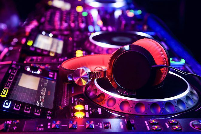 Dj set all’aperto, Comune punisce noto locale di Cagliari: niente tavolini per un mese