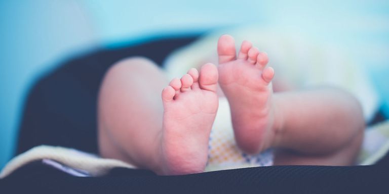 Escono per divertirsi e lasciano la figlia di 2 mesi legata per 15 ore: la piccola è morta