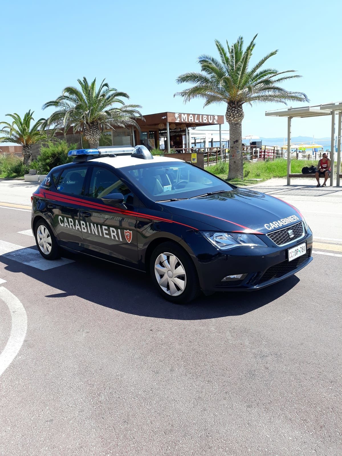 Poetto, pakistano tenta di baciare e palpeggiare 3 bambini: poi si denuda e si masturba davanti a tutti