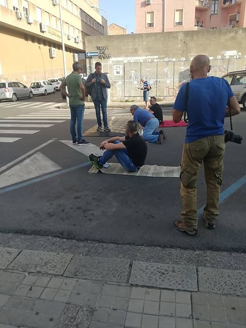 Ex lavoratori del supermercato Pam bloccano la strada: protesta a Iglesias
