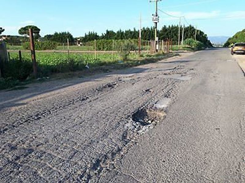 Buche come voragini a Sestu: ecco la strada incubo per gli automobilisti
